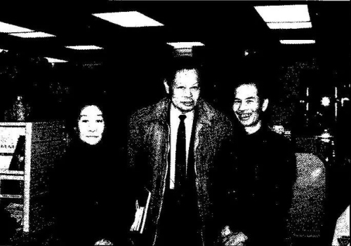 20世紀(jì)80年代，著名物理學(xué)家楊振寧(中)到訪書店。圖為楊振寧夫婦和劉振翼(右)。