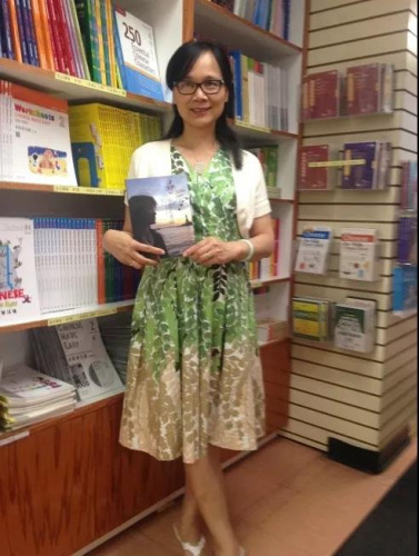 　旅美華人作家邱雯女士，目前她在美國(guó)歷史最悠久的女子中學(xué)(林頓豪女子中學(xué)，Linden Hall)任教。(圖片來(lái)自受訪者)