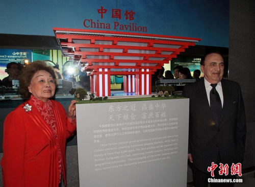 資料圖：2009年4月10日，著名社會活動家陳香梅(左)與美國國際合作委員會副主席霍夫曼，參觀上海世博會規(guī)劃展廳，并與“中國館”合影。