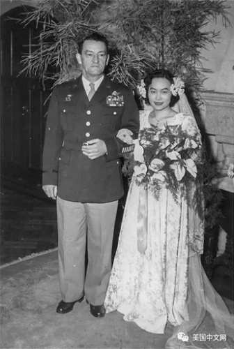 1947年12月21日，兩人在上海虹橋美華村5號(hào)結(jié)婚。