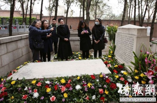 4月4日，清明節(jié)前夕，位于北京八寶山革命公墓內(nèi)的著名旅美僑領(lǐng)司徒美堂的墓碑前花團(tuán)錦簇，其孫女司徒月桂在墓前祭拜，并敬獻(xiàn)鮮花。司徒美堂是洪門(mén)元老，著名旅美僑領(lǐng)，中國(guó)致公黨的創(chuàng)始人之一，其1868年生于廣東開(kāi)平，12歲赴美國(guó)謀生，旅居美國(guó)的近70年。 圖為4月4日，司徒月桂在其爺爺司徒美堂墓前祭拜。 (僑報(bào)特約記者卞正鋒攝)