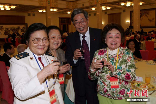 2005年9月2日，海內(nèi)外愛國人士、抗日將領(lǐng)及遺屬紀念中國人民抗日戰(zhàn)爭勝利六十周年招待會在北京人民大會堂舉行，陳香梅女士(右一，飛虎隊將軍陳納德遺孀)也出席在招待會上。