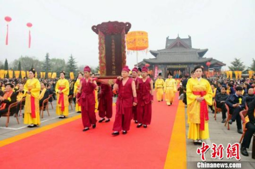 祭祖大典依次進行“恭迎汾河水、舜王土”、“恭請大槐樹移民神主升位”、“鳴炮、啟門”、“敬獻三牲”等傳統(tǒng)議程。