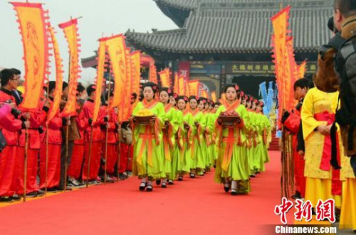 清明時節(jié)，素有“天下故鄉(xiāng)，華人老家”之稱的山西洪洞大槐樹舉行第28屆洪洞大槐樹文化節(jié)尋根祭祖大典。