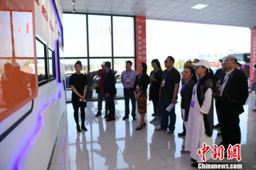 圖為海外華文媒體高層在重慶沙坪壩參觀，感受重慶內(nèi)陸開放高地建設(shè)?！￡惓?攝