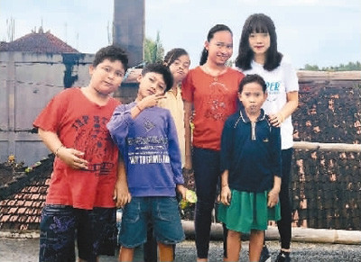 劉佳(右一)認(rèn)為在不同國家生活或者學(xué)習(xí)過的人會(huì)擁有一些獨(dú)特的思維方式和不同方面的資源。而這些在公益事業(yè)中，往往是很大的亮點(diǎn)。圖為劉佳在巴厘島支教期間與當(dāng)?shù)貙W(xué)生的合影。