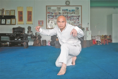 黎偉軍在展示狗拳。