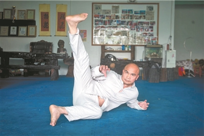  黎偉軍在展示狗拳。