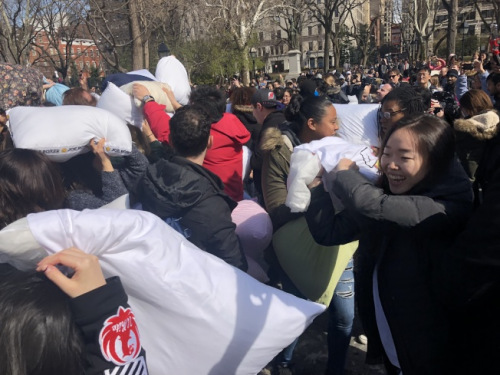 枕頭大戰(zhàn)日紐約場吸引了眾多民眾用枕頭互毆發(fā)泄，現(xiàn)場叫聲笑聲不斷 。（美國《世界日報》/陳小寧 攝）