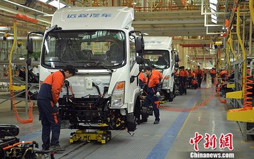 資料圖：四川某汽車制造公司整車組裝車間內(nèi)一片繁忙。<a target='_blank' >中新社</a>記者 劉忠俊 攝