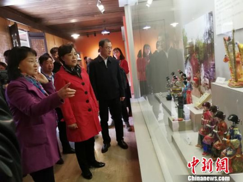 活動(dòng)儀式后，考察組一行參觀了青龍古鎮(zhèn)時(shí)代館、農(nóng)耕館、民俗館，觀看了群眾舞獅子及晉劇藝術(shù)表演，領(lǐng)略青龍古鎮(zhèn)文化。　楊杰英 攝