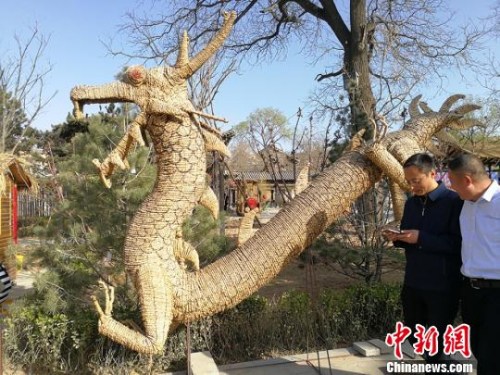 青龍古鎮(zhèn)是護(hù)衛(wèi)太原北部的第一軍事要塞，又是晉商“走西口”的必經(jīng)之路，是山西“走出去”的鄉(xiāng)親魂?duì)繅?mèng)縈的地方?！罱苡?攝