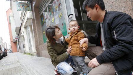 在La coruña省Ferrol市開百元店Feng Ji和Xuli Ye夫婦和孩子 在La coruña省Ferrol市開百元店Feng Ji和Xuli Ye夫婦和孩子