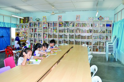 圖書館規(guī)模不小，藏書逾3千本。（馬來西亞《光華日?qǐng)?bào)》）