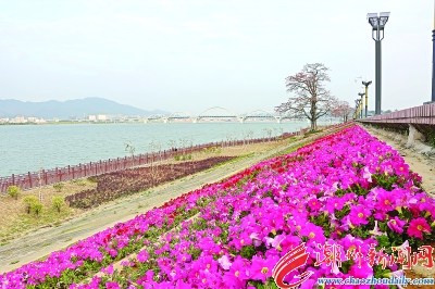 北堤上臨水遠眺，鳳城春光無限。