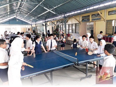 新港門培才華小各族男女同學(xué)休息節(jié)一起打乒乓。(馬來西亞《光華日報》)