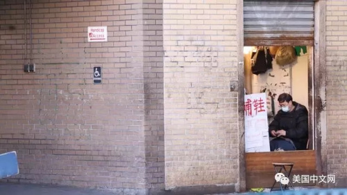地鐵路軌下方，修鞋匠窩在電梯大的店里。(美國(guó)中文網(wǎng))