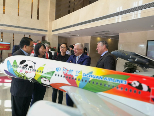 范昂日爾一行考察四川航空公司 范昂日爾一行考察四川航空公司