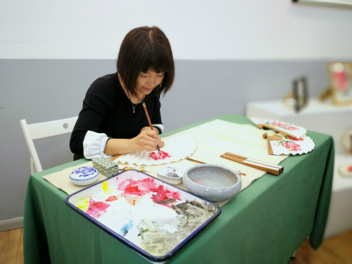 杜國紅女士現(xiàn)場作畫。