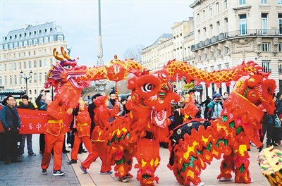 波爾多高等商學院的陳勝天是去年波爾多春晚的組織者，此次春晚的一大特色就是舞龍舞獅游行，波爾多市長為其用毛筆點龍睛。