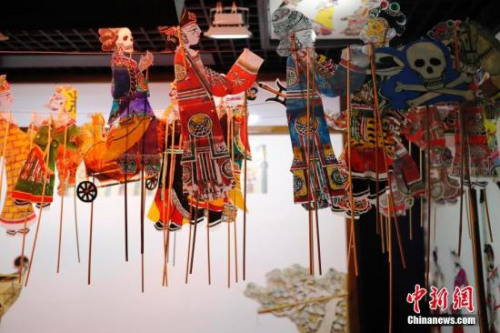 資料圖：“七寶皮影”既具有鮮明的個性，又體現(xiàn)了江南地區(qū)皮影藝術(shù)的特色，融匯了當(dāng)?shù)孛耖g戲劇、美術(shù)、工藝、音樂、文學(xué)和方言等的特點(diǎn)，在上海文化發(fā)展史上有不可低估的地位。殷立勤 攝
