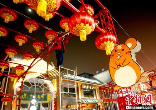 資料圖：北京前門大街將在正月十五舉辦上元燈會，燈會活動將由點(diǎn)燈儀式、賞燈游藝、走街表演三項(xiàng)活動組成，游人可在此觀賞五福添財(cái)、舞龍舞獅、皇帝觀燈、戲曲演唱、魔術(shù)、雜技、吆喝叫賣等精彩表演。圖為工作人員布置花燈。<a target='_blank' >中新社</a>記者 張宇 攝
