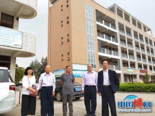 姚春桂察看姚世雄中學(xué)。　陳仁杰　攝