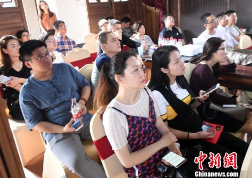推介會(huì)現(xiàn)場(chǎng)吸引青年人前來(lái)聆聽、咨詢?！∮浾邉⒖筛z