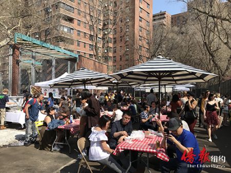 集市上的商家生意火爆。（美國僑報網(wǎng) 陳辰 攝)