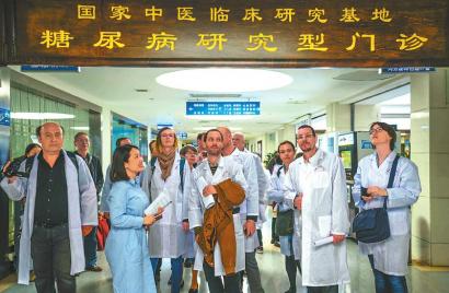 外國醫(yī)生們?cè)诔啥紖⒂^國家中醫(yī)臨床研究基地。