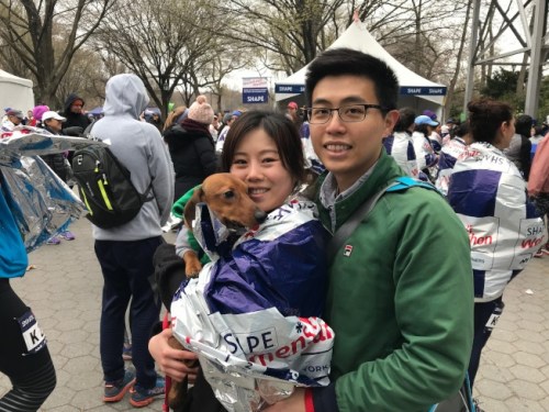 崔英的寵物犬Blink也來為她加油助威。（美國《世界日報》/和釗宇 攝）
