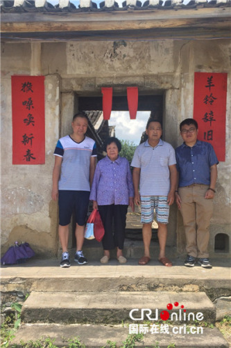 由左向右依次是：鄧世軒堂叔(叔婆的孩子)、叔婆(爺爺?shù)奶玫?、堂哥(爺爺哥哥的孫子)、鄧世軒(受訪者供圖)