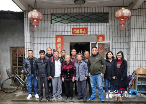 蔡錦蘭和在中國的親人合影，右一為蔡錦蘭，右三為蔡錦蘭叔公(爺爺?shù)奶玫?(受訪者供圖)