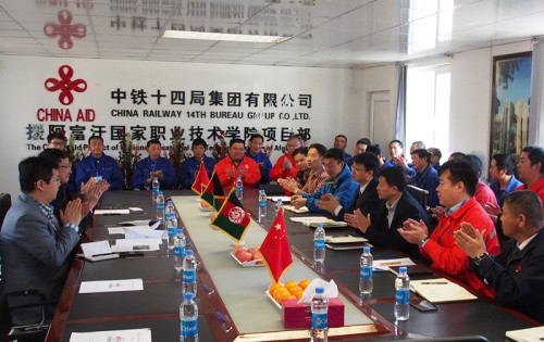 劉大使慰問(wèn)援阿國(guó)家職業(yè)技術(shù)學(xué)院項(xiàng)目部全體員工 劉大使慰問(wèn)援阿國(guó)家職業(yè)技術(shù)學(xué)院項(xiàng)目部全體員工