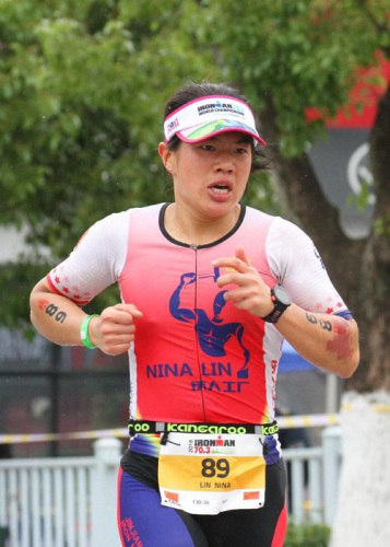 林妮娜來自青陽蓮嶼，是一位全能型運(yùn)動達(dá)人。憑借2017年的優(yōu)異表現(xiàn)，林妮娜獲得2018IRONMAN銀標(biāo)AWA，是福建首位獲得AWA榮譽(yù)的鐵三女選手。