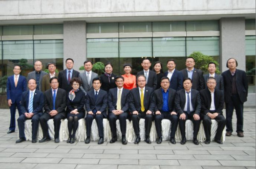 3 熊建平部長(zhǎng)(前排左五)、王曉峰常務(wù)副部長(zhǎng)(前排左四)與省僑商會(huì)會(huì)長(zhǎng)團(tuán)成員、監(jiān)事會(huì)領(lǐng)導(dǎo)合影.png