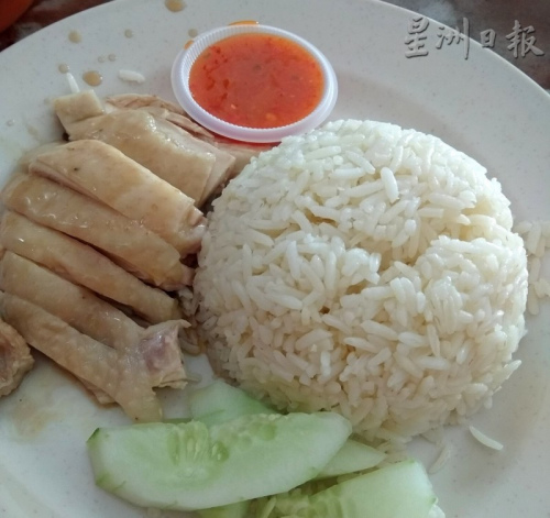 傳統(tǒng)的海南雞飯吃在顧客嘴里，心里卻是滿滿的海南村回憶。