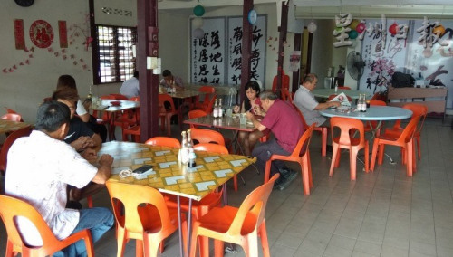 這間淳樸的老咖啡店包涵了村民們濃濃的情意結(jié)，通過(guò)傳統(tǒng)海南美食的飄香，將多年的情誼傳播得更遠(yuǎn)更長(zhǎng)久