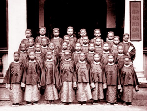 1872年，中國留美幼童們出發(fā)前在上海的集體照