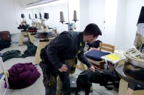 意大利警察攜帶警犬檢查華人工廠。來(lái)源：歐聯(lián)網(wǎng)