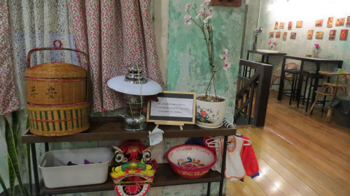 選在老建筑經(jīng)營(yíng)小食店，內(nèi)部空間盡量保留老設(shè)計(jì)，入店即有回到老家的感覺(jué)。（馬來(lái)西亞《星洲日?qǐng)?bào)》）