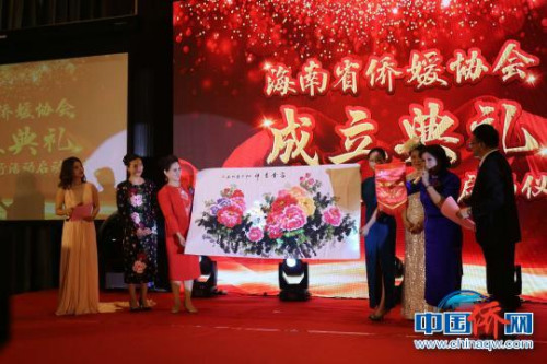 其他省份僑媛社團為海南省僑媛協(xié)會贈送禮品?！堒缫?攝