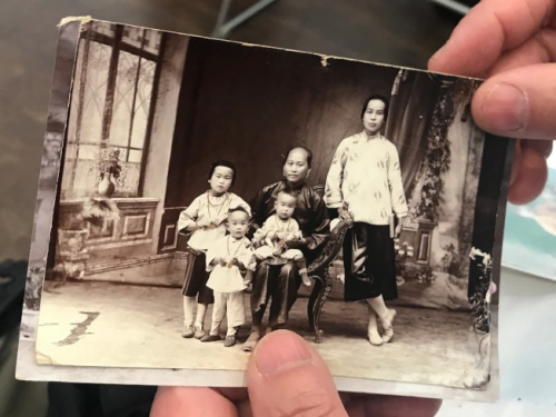 梁晉展示父親家人在中國的照片。(美國《世界日報》 牟蘭 攝)