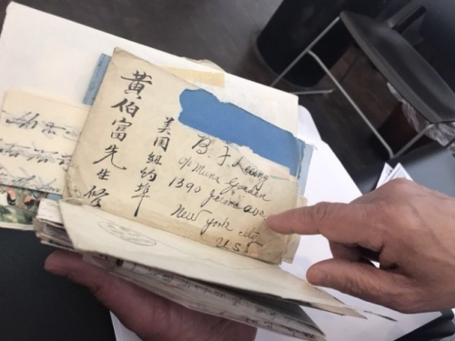梁晉展示父親黃伯富收到中國家人寄來的信件。