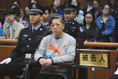 “紅通人員”劉夢平因涉嫌受賄罪在北京市一中院受審。劉夢平2000年潛逃出境，改換姓名、國籍后多次返回國內(nèi)。法院供圖