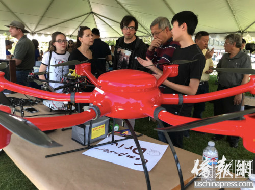 2018年，蒙市地球日活動(dòng)中，3位華裔少年組建的非贏利組織“拯救星球”(Planet Save)，展示的無(wú)人機(jī)在環(huán)保領(lǐng)域的應(yīng)用概念引起關(guān)注，Spencer 林(右1)在介紹理念。圖片中紅色無(wú)人機(jī)為深圳科比特公司捐助。(美國(guó)《僑報(bào)》/章寧 攝)