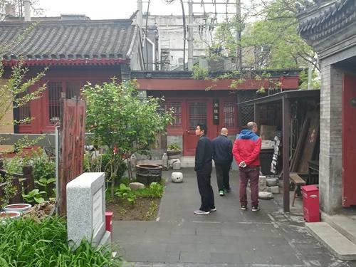 　不少讀者表示很喜歡北京磚讀空間：看完書還能參觀院子里擺放的一些老物件兒。上官云 攝