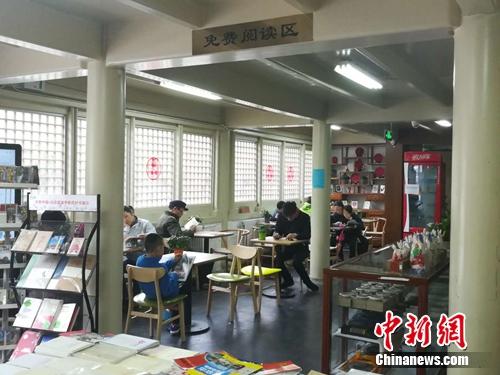 在中國(guó)書店雁翅樓店內(nèi)，一些讀者正在認(rèn)真看書。上官云 攝