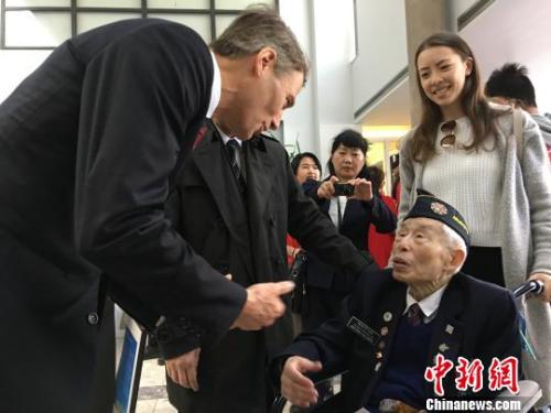 4月22日，溫哥華市長(zhǎng)羅品信(Gregor Robertson)在就歧視華人歷史向華人道歉的市議會(huì)特別會(huì)議結(jié)束后，與出席會(huì)議的95歲華裔退伍老兵李文英交談?！∮嗳鸲?攝