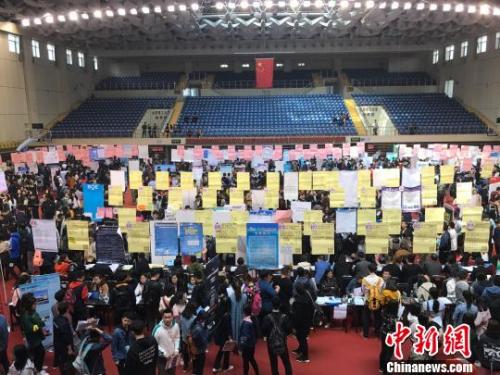 資料圖：3月31日，太原理工大學(xué)舉行2018屆畢業(yè)生春季就業(yè)洽談會，現(xiàn)場畢業(yè)生求職者人山人海?！铎o 攝